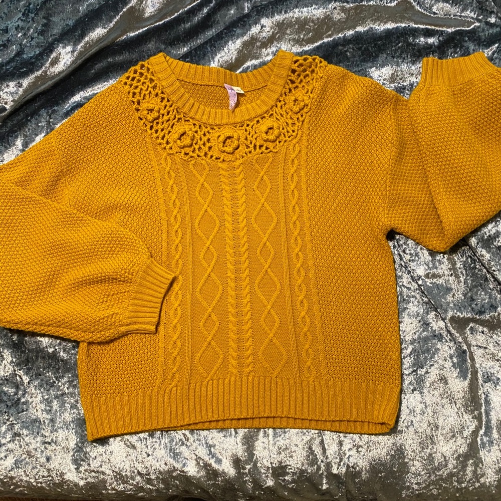 Mustard yellow sweater 🌻